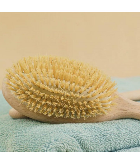 Cette brosse à cheveux écologique à la forme originale assainit