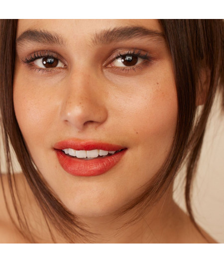 Modèle rouge à lèvres teinte rouge crush - Maquillage naturel Eclo
