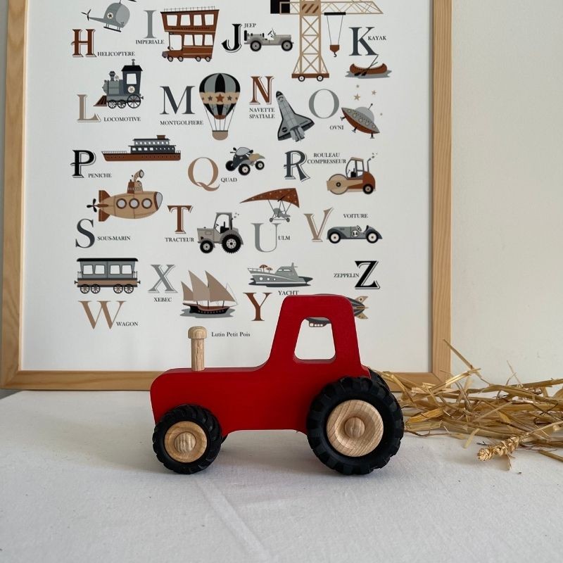 Joli jouet en bois tracteur rouge