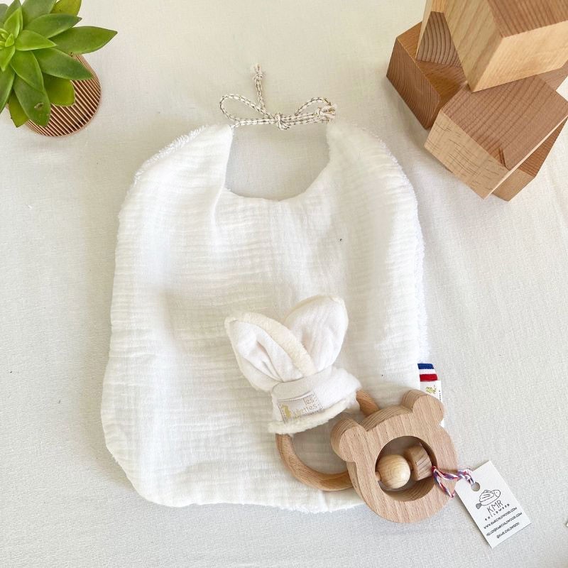 Coffret bébé "gazouille" blanc et hochet ours by ETHIQ