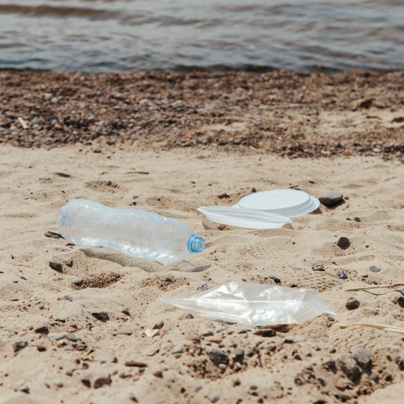 bouteille-en-plastique-dans-l'ocean